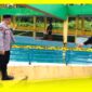 Petugas Kepolisian melakukan olah TKP di Kolam Berenang Desa Saing Rambi, Kecamatan Sambas, Kabupaten Sambas, Minggu (21/6/2026).