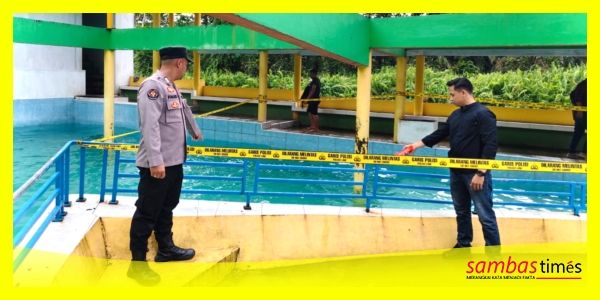 Petugas Kepolisian melakukan olah TKP di Kolam Berenang Desa Saing Rambi, Kecamatan Sambas, Kabupaten Sambas, Minggu (21/6/2026).