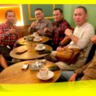 Narasumber Dialog IMC Kalbar bersama panitia mengabadikan momen kebersamaan usai dialog di Athena Kopitiam, Pontianak belum lama ini. 
