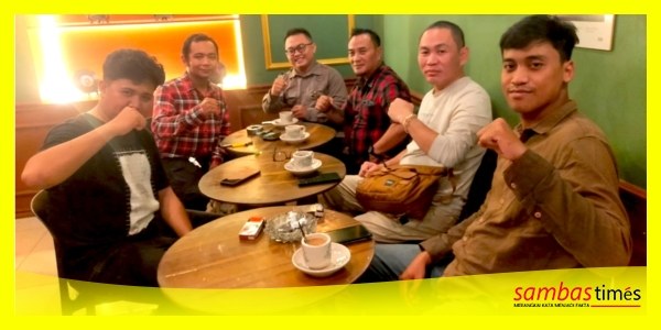 Narasumber Dialog IMC Kalbar bersama panitia mengabadikan momen kebersamaan usai dialog di Athena Kopitiam, Pontianak belum lama ini. 
