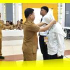 Bupati Sambas H Satono memasangkan Kartu Pengenal Perwakilan Latsar, belum lama ini di Aula Diklat BKPSDMAD Kabupaten Sambas.