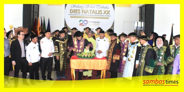 Jajaran Senat UNNISAS bersama undangan pada momen pemotongan Tumpeng, usai Sidang Senat Terbuka Dies Natalis ke - XX di Aula Utama Kampus UNNISAS, Senin (22/6/2026).