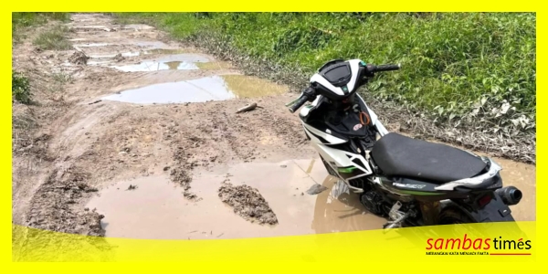 Kondisi Jalan Infrastruktur Kota Lama - Sejangkung yang sangat memperihatinkan, HMKS minta Pemda Sambas lakukan perbaikan. 