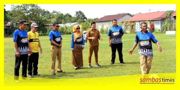 Kadisdikbud Kabupaten Sambas, Arsyad menendang bola pada Pembukaan GSI 2026 di Lapangan Sepak bola DK Putra, Desa Dalam Kaum, Sambas, Selasa (23/6/2026) lalu. 
