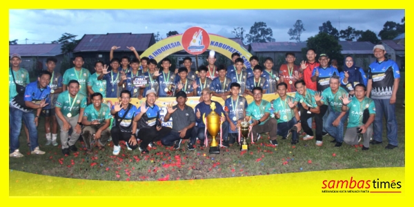 Panitia dan peserta GSI 2026 mengabadikan sesi foto bersama pada kejuaraan Sepak bola GSI di Lapangan Sepak bola DK Putra, Desa Dalam Kaum, Sambas. 