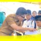 Bupati Sambas H Satono menyerahkan santunan kepada peserta Sunatan Massal, kerjasama Pemda Sambas, TP-PKK dan Baznas Kabupaten Sambas di SDN 1 Sekura, Kecamatan Teluk Keramat, Senin (29/6/2026).