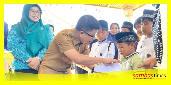 Bupati Sambas H Satono menyerahkan santunan kepada peserta Sunatan Massal, kerjasama Pemda Sambas, TP-PKK dan Baznas Kabupaten Sambas di SDN 1 Sekura, Kecamatan Teluk Keramat, Senin (29/6/2026).