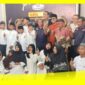 Suasana foto bersama Santri dan Yatim Piatu, pada Grand Opening Satukata Podcast di Sekber, Jalan Pak Benceng, Nomor 3, Pontianak Kota, Kalimantan Barat, Senin (29/6/2026).