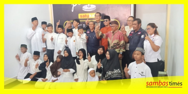 Suasana foto bersama Santri dan Yatim Piatu, pada Grand Opening Satukata Podcast di Sekber, Jalan Pak Benceng, Nomor 3, Pontianak Kota, Kalimantan Barat, Senin (29/6/2026).