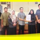 Ketua Bawaslu Kabupaten Sambas dan Wakil Dekan UNISSAS usai pelaksanaan Partisipasi Mahasiswa Debat Penegakan Hukum, Senin (29/6/2026).