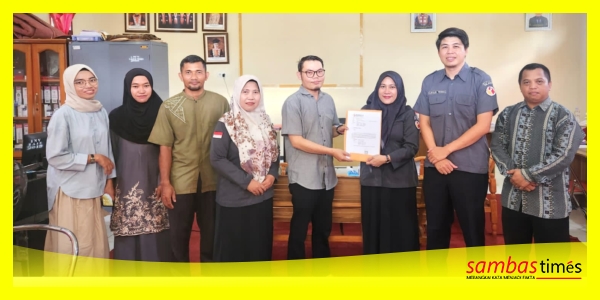 Ketua Bawaslu Kabupaten Sambas dan Wakil Dekan UNISSAS usai pelaksanaan Partisipasi Mahasiswa Debat Penegakan Hukum, Senin (29/6/2026).