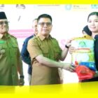 Bupati Sambas H Satono secara simbolis menyerahkan pangan murah kepada masyarakat, Senin (29/6/2026).