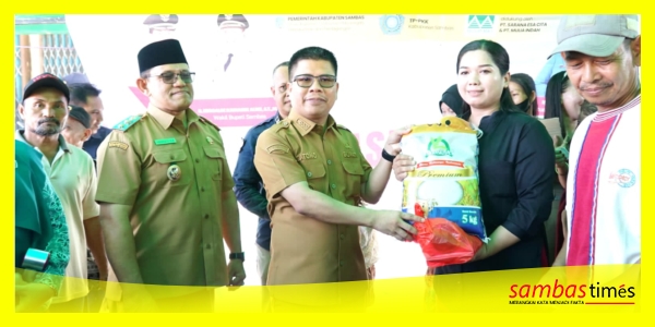 Bupati Sambas H Satono secara simbolis menyerahkan pangan murah kepada masyarakat, Senin (29/6/2026).