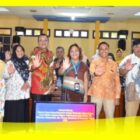 Foto bersama pada kegiatan FGD terkait asesmen stigma TBC bagi pasien, keluarga, masyarakat, dan tenaga kesehatan di Aula Bapperida Kabupaten Sambas, Rabu (2/7/2026).