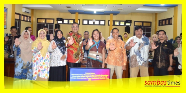 Foto bersama pada kegiatan FGD terkait asesmen stigma TBC bagi pasien, keluarga, masyarakat, dan tenaga kesehatan di Aula Bapperida Kabupaten Sambas, Rabu (2/7/2026).