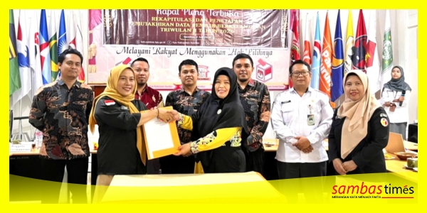 Ketua Bawaslu Kabupaten Sambas Yesi Mayasanti bersama Ketua KPU Sambas, Irawati dan anggota pada Pleno PDPB Triwulan II Tahun 2026 di Kantor KPU Sambas, Kamis (2/7/2026).