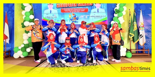 Atlet YJI Cabang Sambas mengabadikan foto bersama pada pelepasan Kontingen Kabupaten Sambas pada Porprov II di Kota Singkawang, Selasa (7/7/2026).