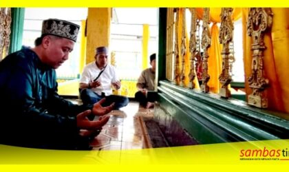 ziarah ke makam 14 Sultan Sambas