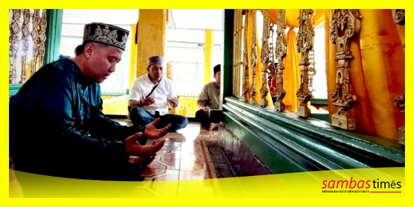Dr Pangeran Ratu Muhammad Tarhan berziarah ke Makam-makan Sultan Sambas di Komplek Istana Kesultanan Sambas, Rabu (8/7/2026).