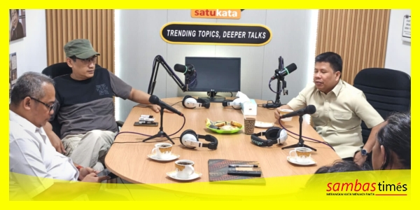 Bupati Sambas H Satono saat siaran langsung di Podcast SatuKata, Jalan Pak Benceng Pontianak, Kamis (9/7/2026).
