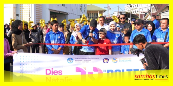 Direktur Poltesa, Dr Yuliansyah SE ME melepas Jalan Sehat pada peringatan Dies Natalis ke-18 Pkltesa, di Halaman Masjid Babbul Jannah Sambas, Kamis lalu.