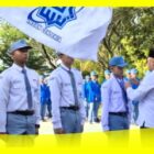 Kepala MAN IC Sambas, Dedi, menyematkan Kartu Tanda Peserta Matamuda ke-XI pada upacara perdana di Halaman MAN IC Sambas, Senin (13/7/2026).