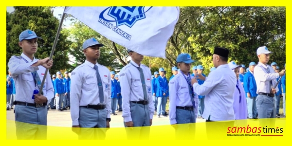 Kepala MAN IC Sambas, Dedi, menyematkan Kartu Tanda Peserta Matamuda ke-XI pada upacara perdana di Halaman MAN IC Sambas, Senin (13/7/2026).