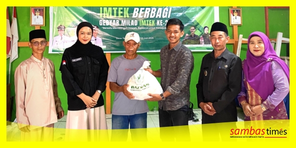 Ketua IMTEK secara simbolis menyerahkan bantuan Sembako bersama Camat Teluk Keramat, Pj Kades Teluk Kembang di Kantor Desa Teluk Kembang, Rabu (14/7/2026).