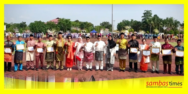 Bupati Sambas H Satono bersama undangan berfoto bersama usai Peringatan Hari Jadi Perpindahan Ibu Kota Kabupaten Sambas ke-27 di Halaman Kantor Bupati Sambas, Rabu (25/7/2026).