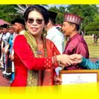 Walikota Singkawang, Tjhai Chui Mie menyerahkan Piagam Penghargaan dari Bupati Sambas atas penilaian kualitas baik tahun 2025 oleh Ombudsman RI, di Halaman Kantor Bupati Sambas, Rabu (15/7/2026).