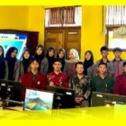 Tim PKM Poltesa bersama Pelajar dan Guru SMKN 1 Semparuk mengabadikan sesi foto bersama usai Pelatihan Mobile Apps di SMKN 1 Semparuk.