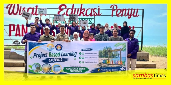 Tim PjBL Poltesa bersama pengelola Pantai Sungai Belacan mengabadikan momen foto bersama dilaksanakan dilokasi Wisata Edukasi Penyu, Wahana Bahari, Paloh.