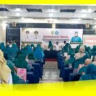 Kadis Sosial DR Budi Iswanto dan Ketua TP-PKK Kabupaten Sambas Hj Yunisa Satono pada pembukaan Bimtek kerjasama Dinas Sosial dan TP-PKK Kabupaten Sambas di Aula salah satu hotel, Rabu (22/7/2026).