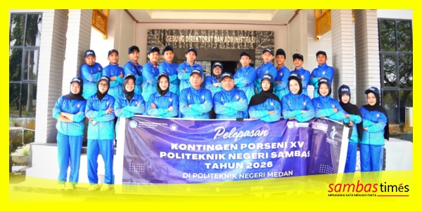 Kontingen PORSENI XV Poltesa mengabadikan momen foto bersama pada pelepasan 17 Atlet di Depan Gedung Poltesa belum lama ini. 