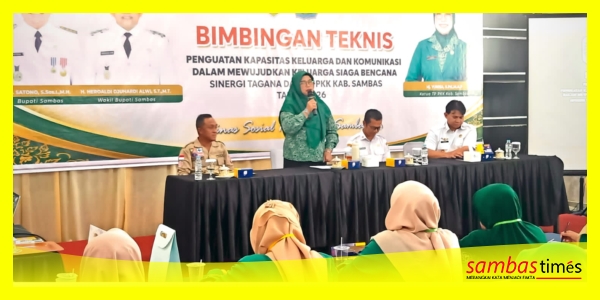 Ketua Dekranasda Kabupaten Sambas, Hj Yunisa Satono saat menyampaikan pentingnya mematenkan HAKI pada kegiatan Bimtek belum lama ini di Sambas. 