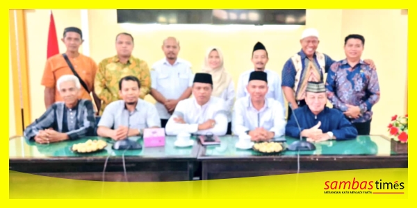 Ketua MABM Kabupaten Sambas Anwari bersama pengurus, Kemenag, Instansi Pemerintahan Kabupaten Sambas, Tokoh Agama dan Ormas Islam di Aula Bapperida Kabupaten Sambas.