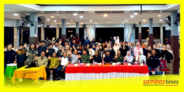 Wakil Ketua DPRD Sambas Lerry Kurniawan Figo saat foto bersama pada Gebyar Malam Milad IMTEK ke-26 di Aula salah satu Cafe di Teluk Keramat, Kabupaten Sambas.