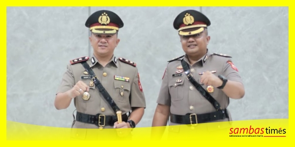 Kapolres Sambas AKBP Sanny Handityo foto bersama pejabat sebelumnya Kapolres Sambas AKBP Wahyu Jati Wibowo usai Sertijab oleh Kapolda Kalbar Irjen Pol Alberd Teddy Benhard Sianipar.