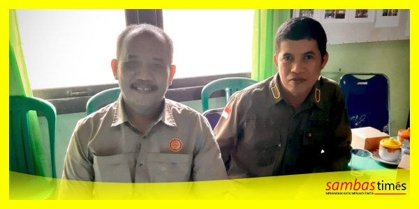 Karnain Kades Simpang Empat dan Darsono Kades Arung Medang, Kecamatan Tangaran, Kabupaten Sambas.