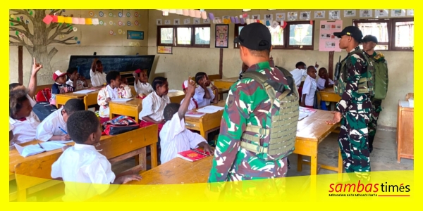 Satgas Pamtas RI-PNG Yonif 645 Gty memberikan motivasi sebagai Tenaga Pendidik di SDN Gunung Susu, Kabupaten Jaya Wijaya, Papua belum lama ini.