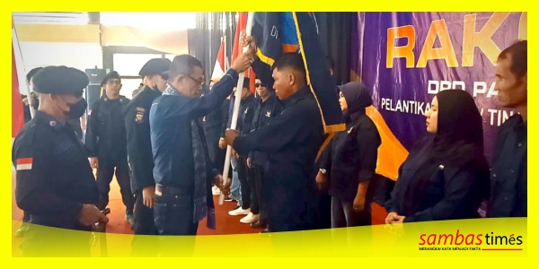 H Subhan Nur Ketua DPD Nasdem Kabupaten Sambas melantik pengurus DPRt Partai Nasdem tingkat desa se Kabupaten Sambas, Senin (10/8/2026).