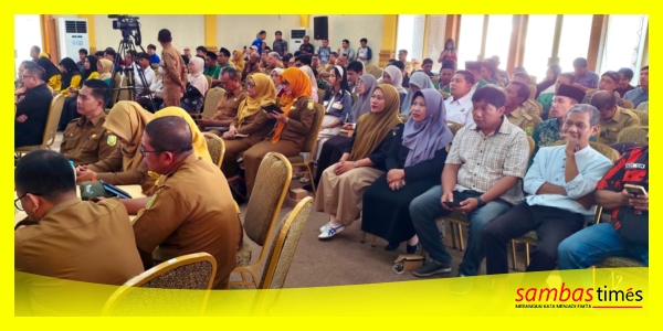 Ketua Bawaslu Kabupaten Sambas, Yesi Mayasanti didampingi Anggota Bawaslu Heni Yusnita saat menghadiri Dialog Publik Pembentukan Dapil Kalbar III di Aula Utama Kantor Bupati Sambas, Selasa (11/8/2026).