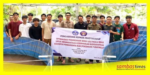 Tim PKM Poltesa mengabadikan momen foto bersama anggota Pokdakan Tunas Melati, Desa Tebas Sungai, Kecamatan Tebas, Kabupaten Sambas. 