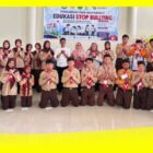 Tim PKM Fisip Untan bersama Narasumber dan pelajar SMPN 2 Pontianak mengabadikan momen sesi foto bersama.