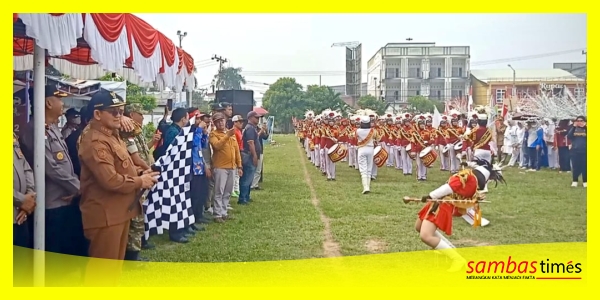 Wakil Bupati Sambas Heroaldi didampingi Sekda Sambas Ferry Madagaskar melepas peserta Karnaval Mobil Hias di Lapangan Gabsis Sambas, Kamis (13/8/2026).