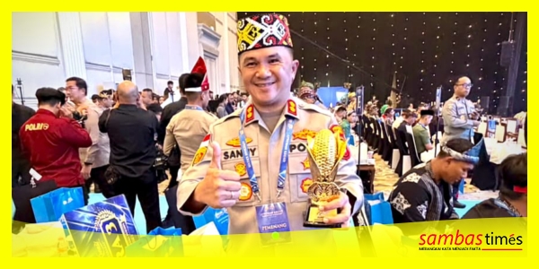 Kapolres Sambas AKBP Sanny Handityo memperlihatkan piala dan penghargaan yang diraih Polres Sambas pada ajang Manajemen Media Awarding Day, di Gedung The Tribrata, Dharmawangsa, Jakarta Selatan, Rabu (12/8/2026).