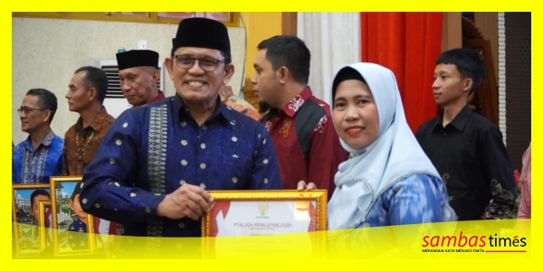 Henny Yusnita mewakili Ketua KPU Kabupaten Sambas menerima penghargaan yang di serahkan Wakil Bupati Sambas Heroaldi Djuhardi Alwi, Senin (17/8/2026) malam.