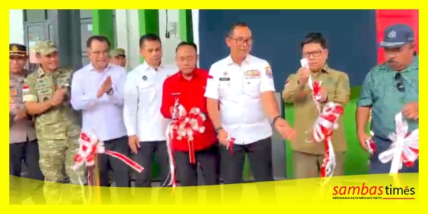 Bupati Sambas H Satono bersama Wakil Gubenur dan Sekretaris BNPP serta pejabat lainnya pada pengguntian Pita Soft Launching PLB Temajuk-Teluk Melano, Jumat (21/8/2026).
