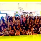 Kabid Kebudayaan Dinas Pendidikan Kabupaten Sambas, Utami Tri Andayani bersama Kepala UPTD, Kepala Sekolah dan Pelajar SMPN 4 Paloh, Desa Temajuk, Kabupaten Sambas, Sabtu (22/8/2026).