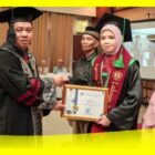 Direktur Poltesa Menyerahkan Piagam Penghargaan kepada Lulusan Terbaik pada Wisuda Tahun Akademik 2025/2026 di Aula Gedung Kuliah Terpadu 1 Poltesa, Sabtu (22/8/2026).